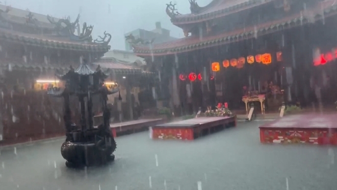 暴雨炸彰化!天后宮金爐與供桌全泡水 半個鹿港小鎮淹水及膝