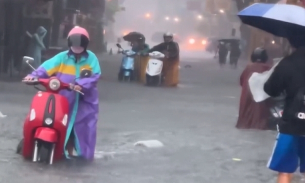 暴雨炸彰化!天后宮金爐與供桌全泡水 半個鹿港小鎮淹水及膝