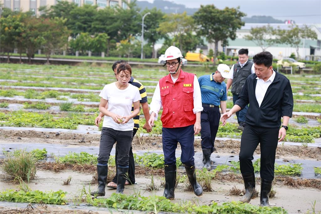 快新聞/再衝第一線!陳其邁赴岡山、梓官勘災 指示加速辦理農損救助
