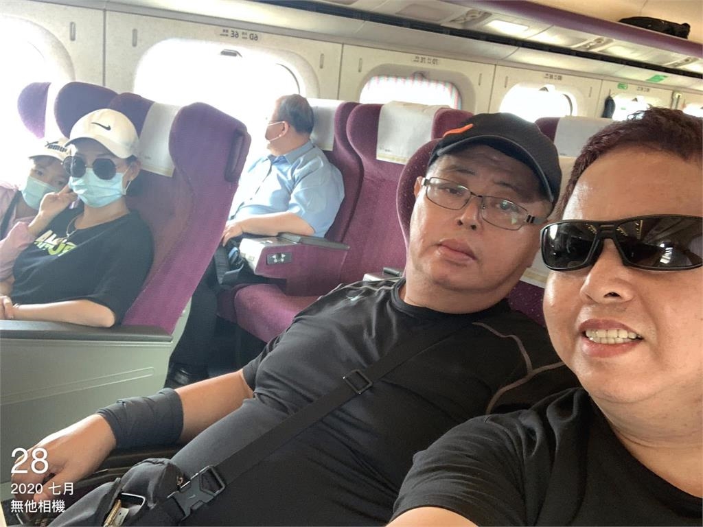 60歲黑面大哥離世！他心碎公開「兄弟合影」長相超相似淚喊：小弟懷念你