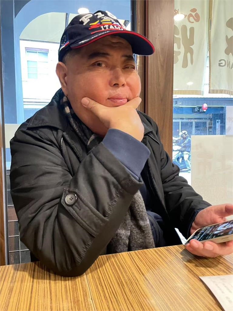 60歲黑面大哥離世！他心碎公開「兄弟合影」長相超相似淚喊：小弟懷念你