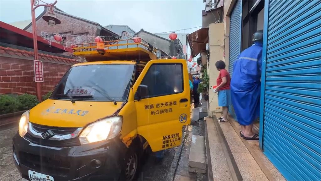 大雨狂倒! 鹿港天后宮外積水再現 淹到腳踝
