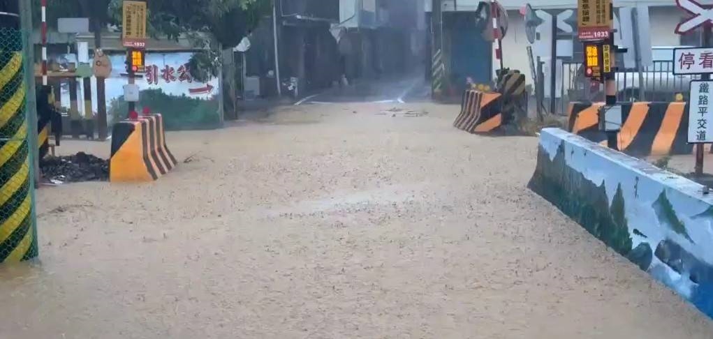 快新聞/泥海來襲!彰化田中路成「黃河」 鐵軌也被泥流吞噬