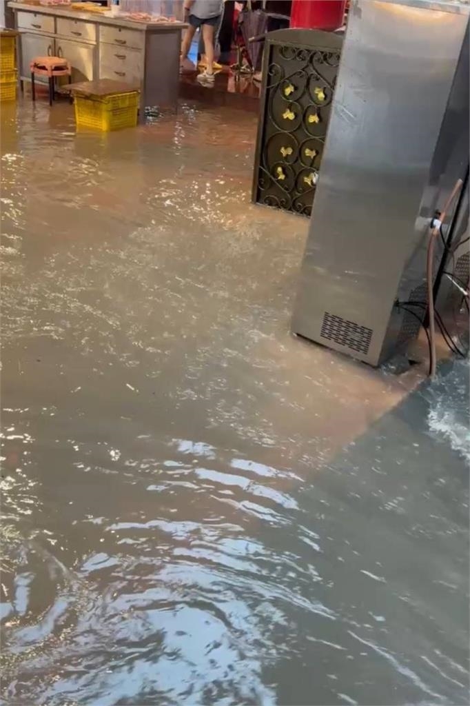 快新聞／廟前廣場秒變泳池？　南投紫南宮10分鐘淹水急退
