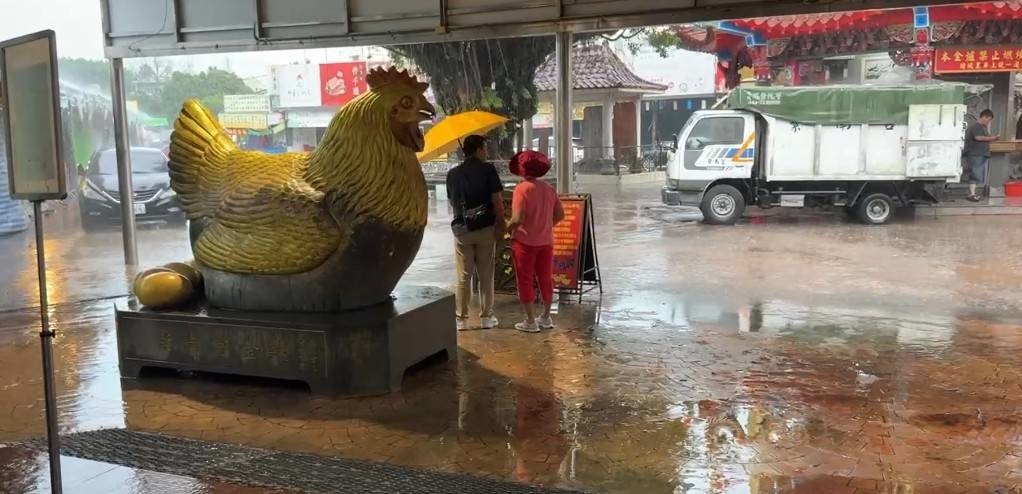 快新聞／廟前廣場秒變泳池？　南投紫南宮10分鐘淹水急退