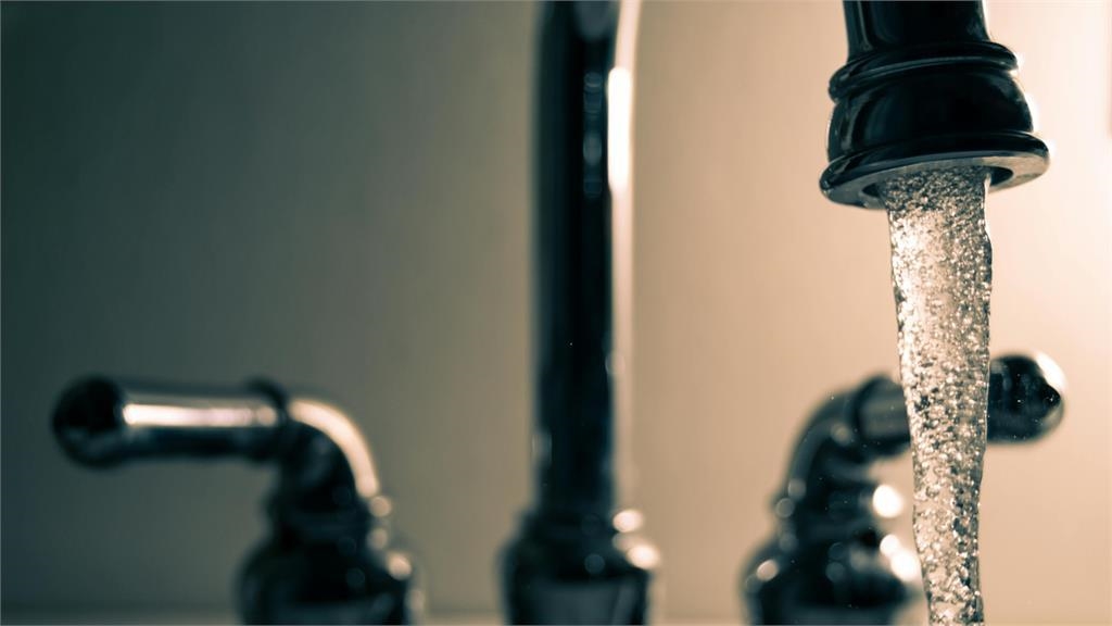 一家四口「水費飆破千」正常嗎？台水示警：這「1處」漏水錢就流光了