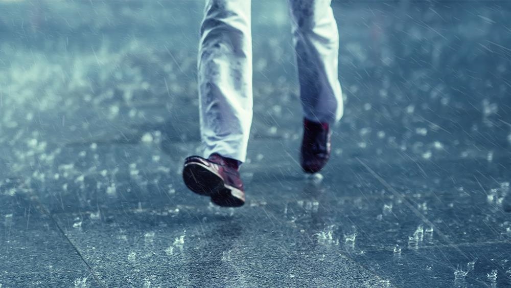 暴雨後雙腳發癢、脫皮？ 醫揭關鍵4步驟幫助鞋襪快乾