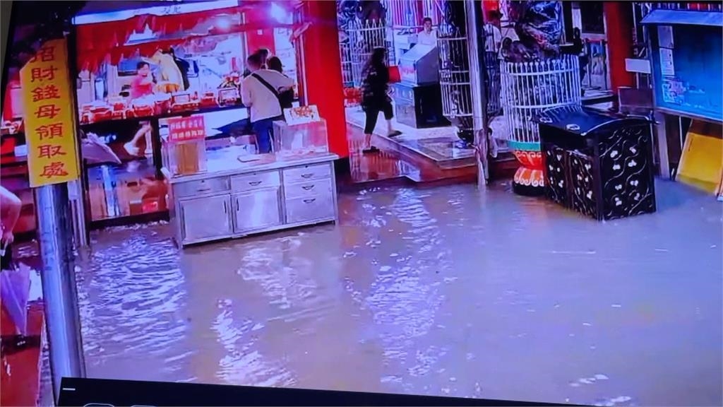 雨彈狂炸南投名間、竹山　連紫南宮也淹水了！