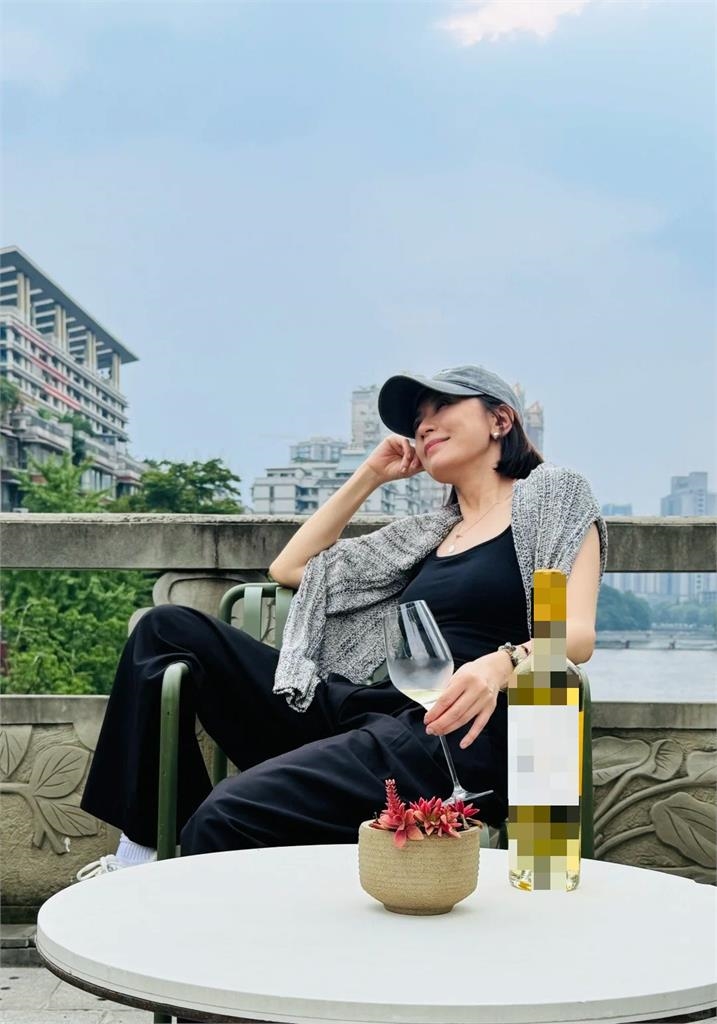 50歲賈靜雯飛成都猛耍辣「暗黑背心開大U」!超透氣狀態慘被中網「喊2字」