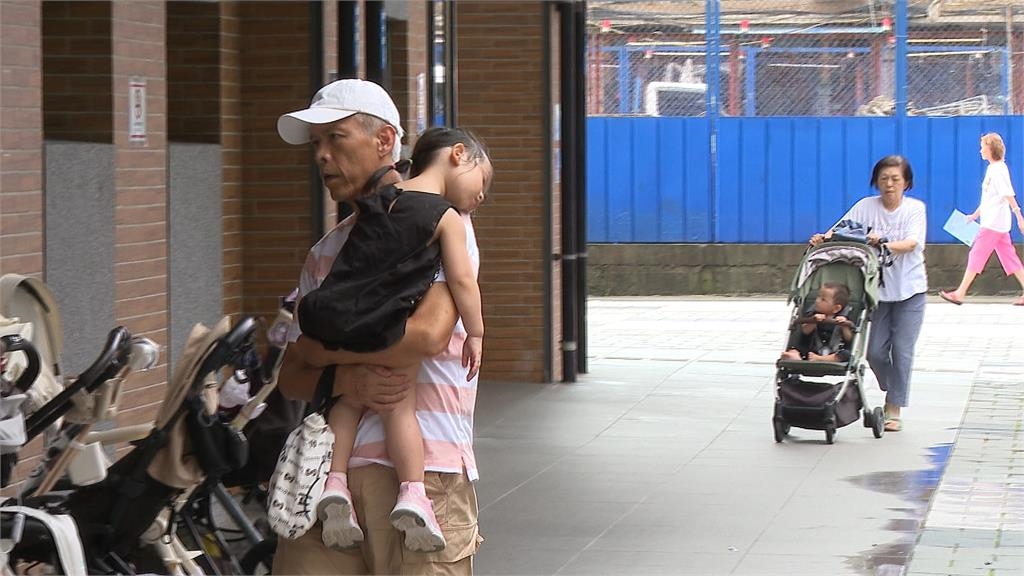 帶孫出門錯過訪視「遭停補助」 北市親屬保母惹民怨