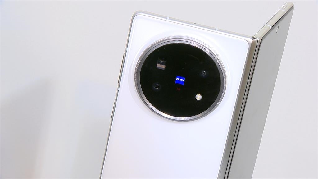 AI摺疊手機如隨身變形金剛　追劇、當平板都行　vivo首款續航22小時