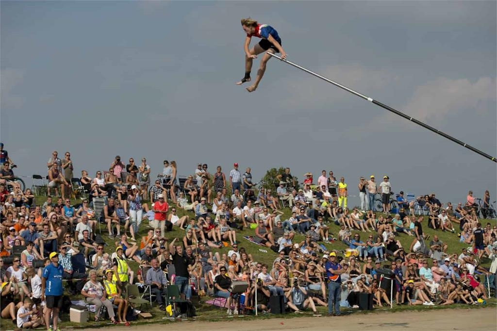 荷蘭「撐竿跳河」超狂! 選手撐12米長竿過河跳不好直接水裡見