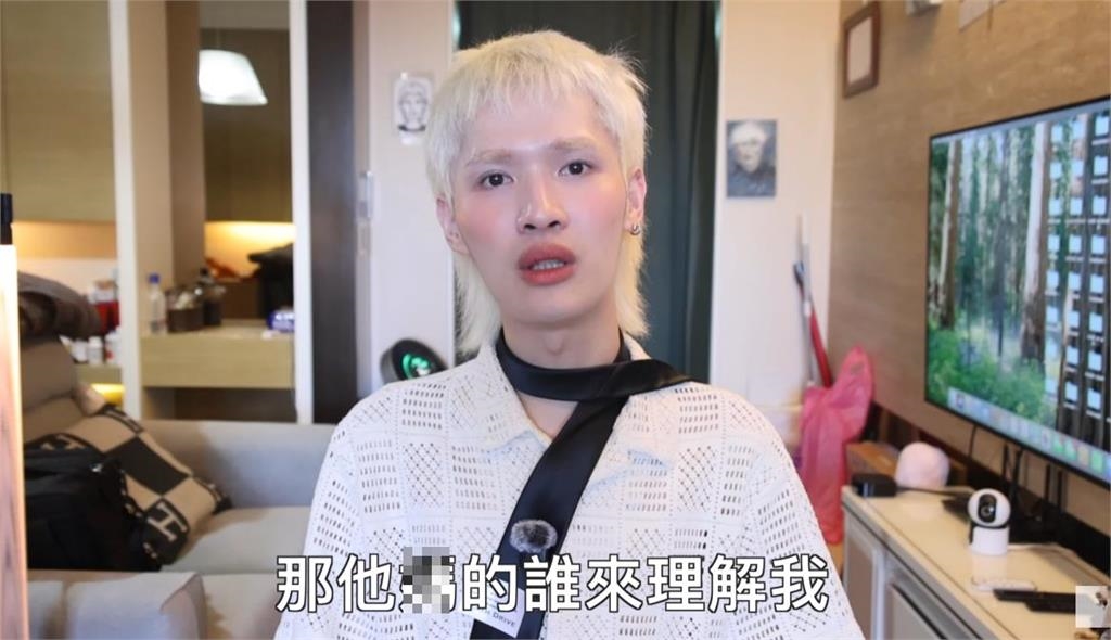 鍾明軒怒比中指嗆台灣「不是我要的民主」!下秒宣布赴中:老娘是真的愛中國