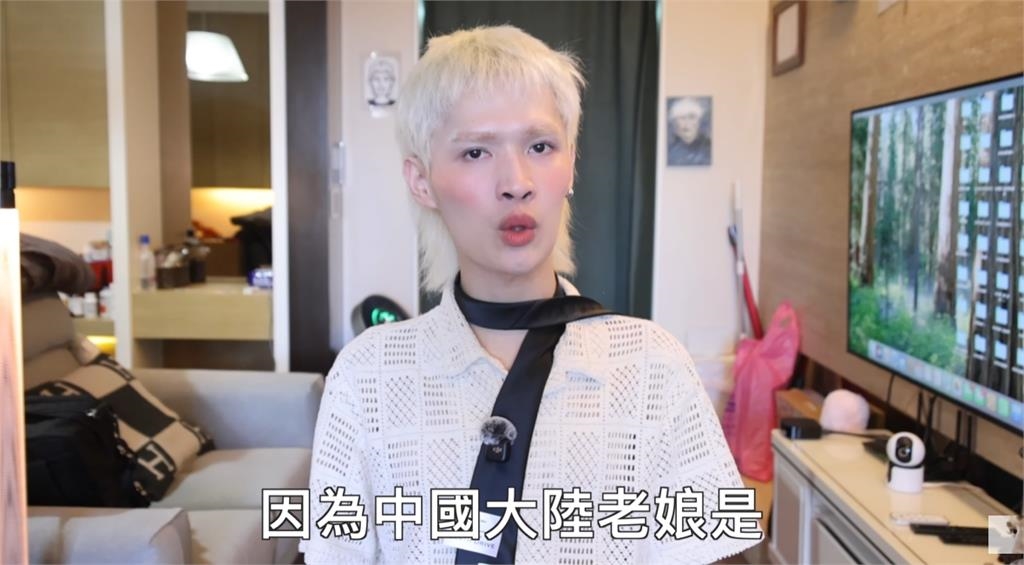 鍾明軒怒比中指嗆台灣「不是我要的民主」!下秒宣布赴中:老娘是真的愛中國