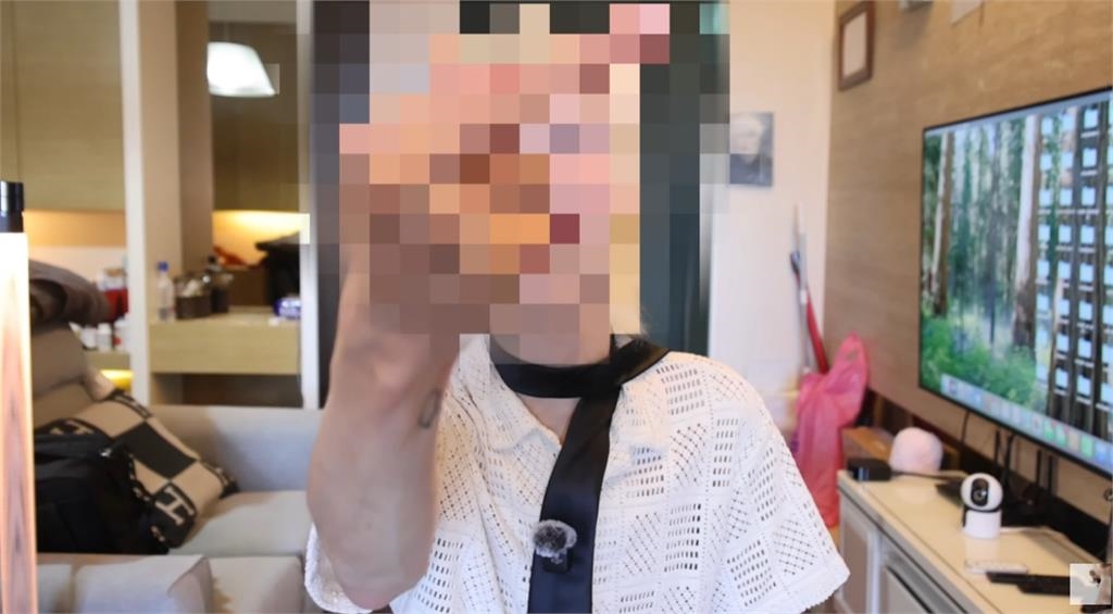 鍾明軒怒比中指嗆台灣「不是我要的民主」!下秒宣布赴中:老娘是真的愛中國