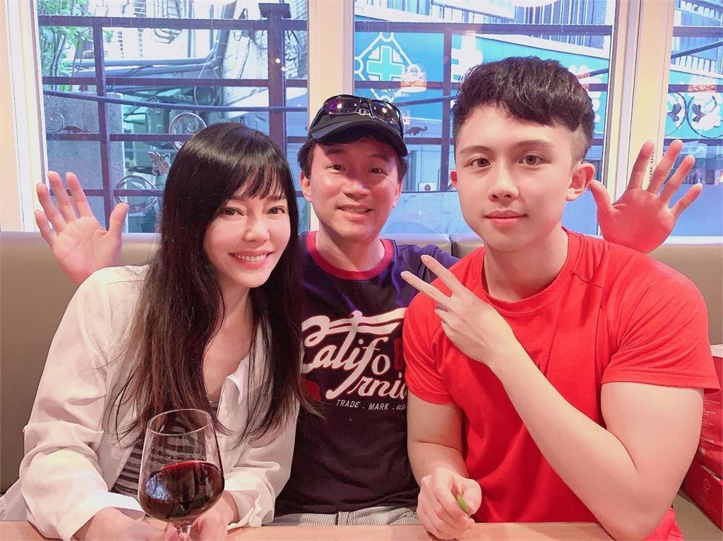 孫安佐「半身0布料」恍神站路邊!狄鶯親曝「愛子最新近況」喊停1事