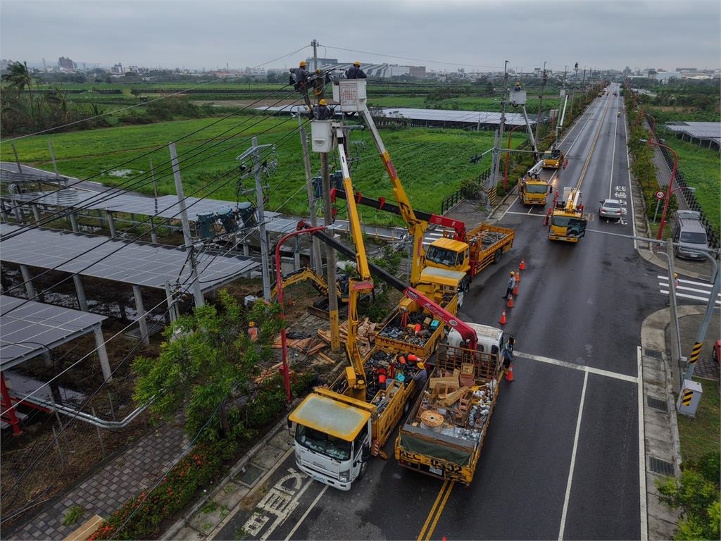 67小時救回光明！百名台電英雄「掛滿電塔」網友看哭：謝謝你們