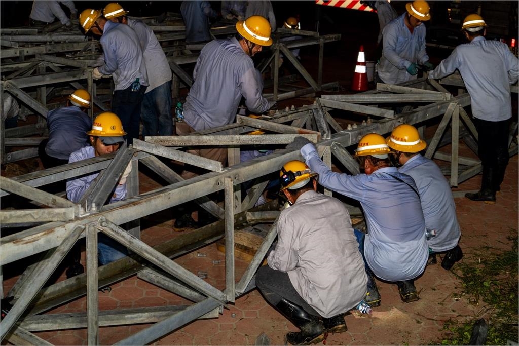 67小時救回光明！百名台電英雄「掛滿電塔」網友看哭：謝謝你們