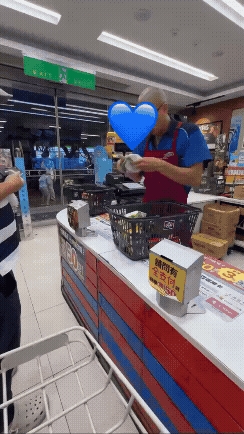 「結帳超人」出現了!眼鏡哥「1秒1商品」驚人畫面曝光…請支援收銀被終結