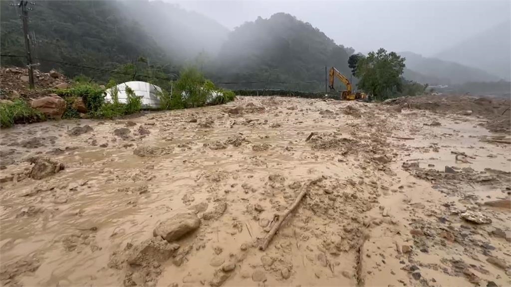 雨彈襲中部!彰化埔心「大天坑」險吞貨車 南投土石流困怪手