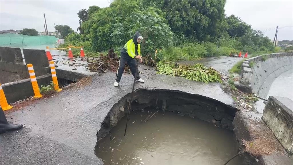 雨彈襲中部!彰化埔心「大天坑」險吞貨車 南投土石流困怪手
