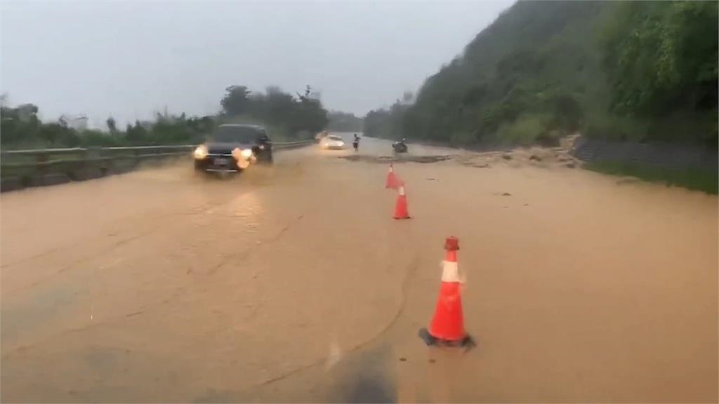 台東大雨2鄉停班課 多處道路崩塌交通受阻