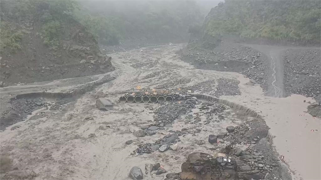 雨量紫爆！高雄逾70條溪流土石流紅色警戒　山區撤離2000人