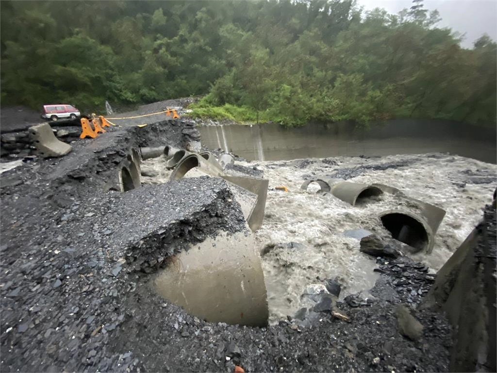 快新聞／整夜大雨不斷！屏東霧台鄉大武村聯外道路沖垮　上百村民受困