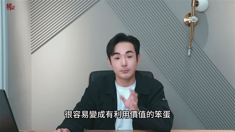 八炯遭鍾明軒點名自爆「離台療癒」！揭YTR「生態現況」酸：舔共比較能賺錢