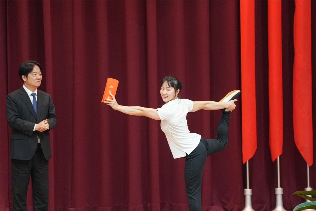 世大運(影)/賴總統發加菜金笑了 全因體操選手丁華恬做「這動作」