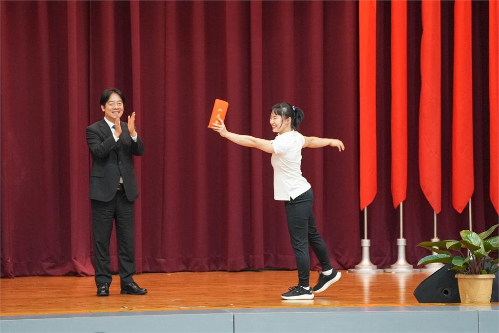 世大運(影)/賴總統發加菜金笑了 全因體操選手丁華恬做「這動作」