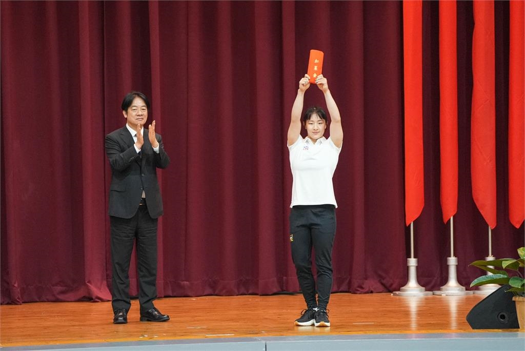 世大運(影)/賴總統發加菜金笑了 全因體操選手丁華恬做「這動作」