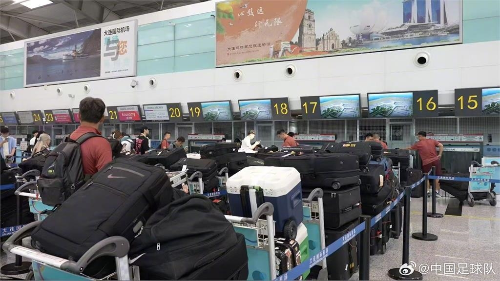 足球／出國比賽還是採購？東亞盃中國隊慘輸　23球員帶657件行李遭酸變代購