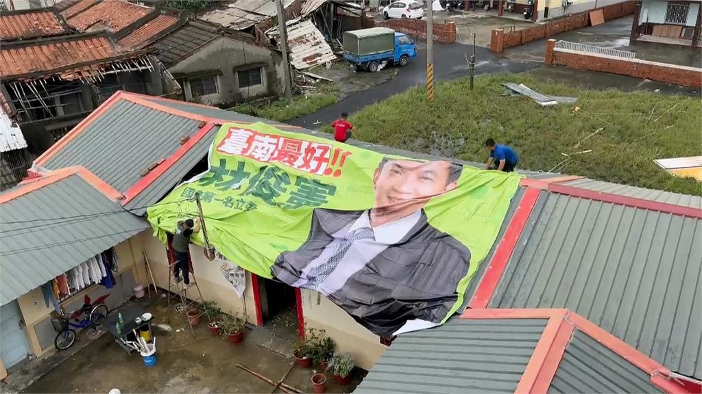 林俊憲捐廣告帆布助暫遮風避雨 網友笑:裝錯面他就盯著你睡覺