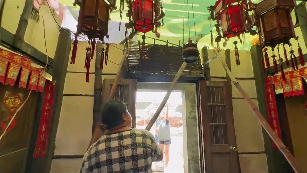 林俊憲捐廣告帆布助暫遮風避雨 網友笑:裝錯面他就盯著你睡覺