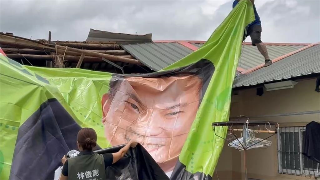 林俊憲捐廣告帆布助暫遮風避雨 網友笑:裝錯面他就盯著你睡覺