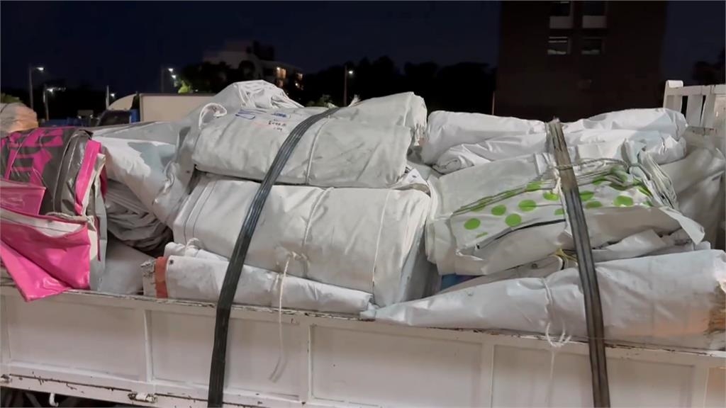 林俊憲捐廣告帆布助暫遮風避雨 網友笑:裝錯面他就盯著你睡覺