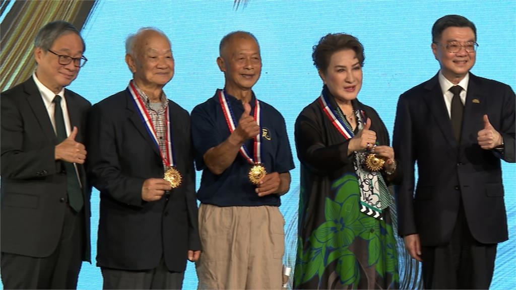 吳晟、傅明光及楊麗花　獲頒行政院文化獎章