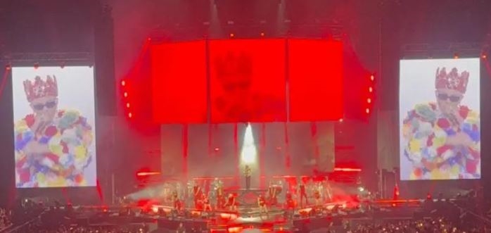 GD驚喜穿全新玫瑰戰袍 新歌"Power"震撼開場