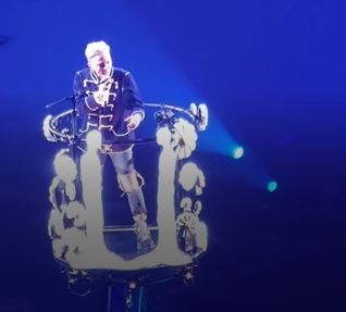 GD驚喜穿全新玫瑰戰袍 新歌"Power"震撼開場