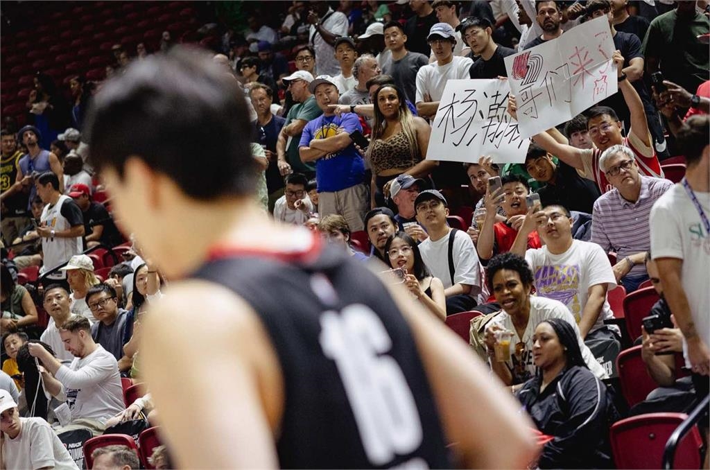 NBA(影)/「中國約基奇」填滿數據攔!楊瀚森首秀全能 能攻能傳能抓又能搶