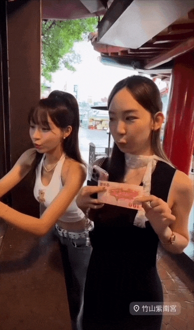 紫南宮「拿香拜拜正妹」是林襄!辣穿「細肩帶背心」轉身洩裸色領域