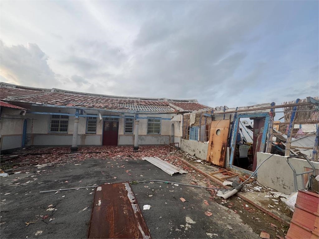 颱風侵襲南部「老屋遭掀飛」!她亂丟1物「罰300多萬」示警:恐有坐牢風險