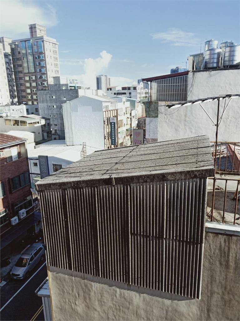 颱風侵襲南部「老屋遭掀飛」!她亂丟1物「罰300多萬」示警:恐有坐牢風險