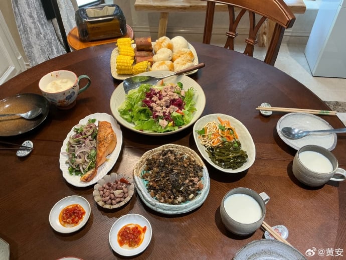 黃安才宣布出家吃素…早餐「滿滿一桌肉」遭疑破戒!怒嗆:毛病是吃出來的