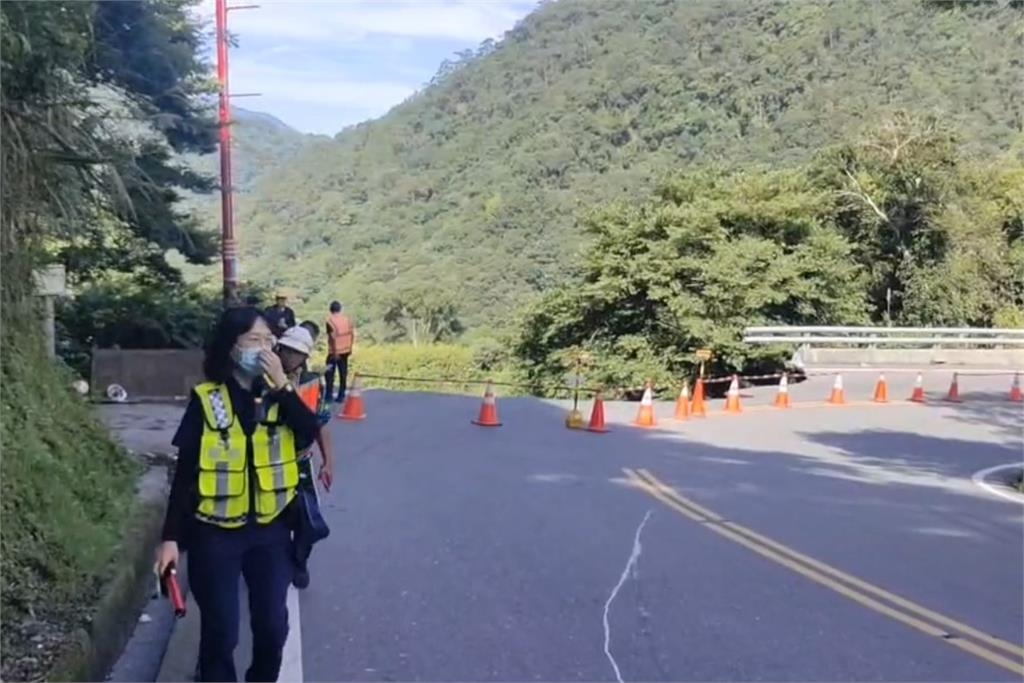 快新聞/上山注意!南投台14線77K處路面崩塌「1車道消失」 驚悚畫面曝光