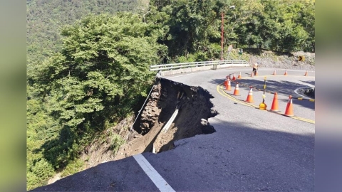 上山注意！南投台14線77K處路面崩塌「1車道消失」　驚悚畫面曝光