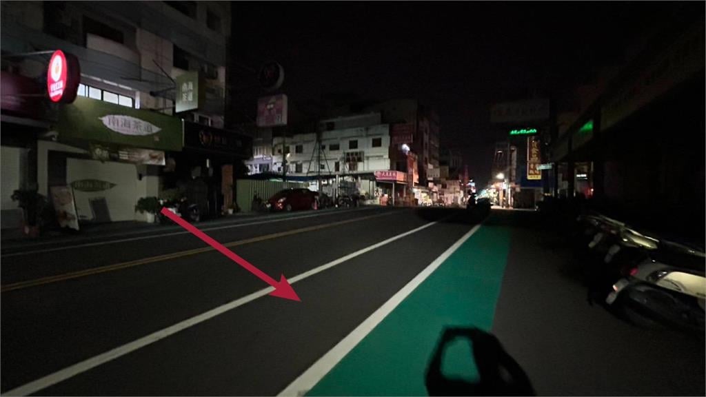 機車族注意「白實線外」究竟能不能騎?警提醒「差5公分」恐罰1800