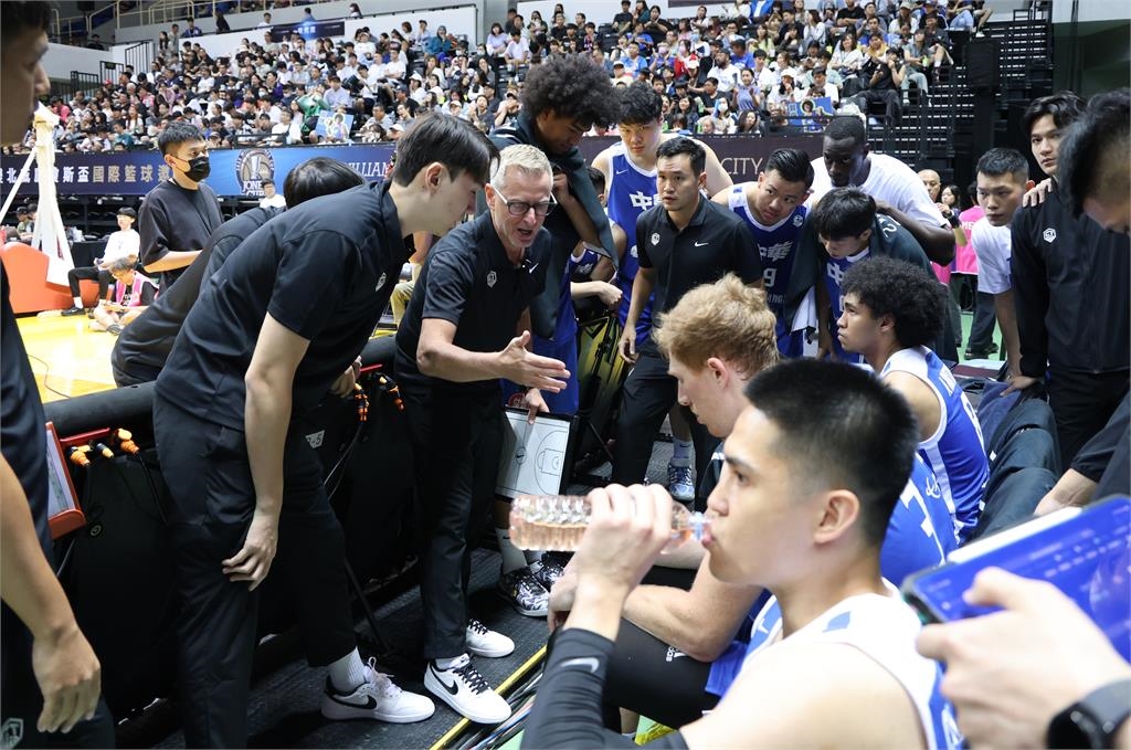 籃球／「台菲大戰」打出火氣！　總教練圖齊直言：對手很多動作沒必要