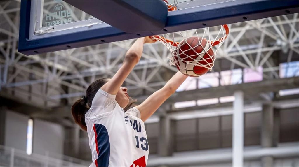 籃球(影)/法國女文班亞馬!U18歐錦賽「194漂亮寶貝」抄截後大秀雙手爆扣